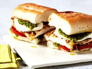 1 sandwich (213 g) Chicken Pesto Sandwich