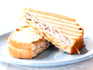 1 sandwich (412 g) Grilled Turkey Sandwich