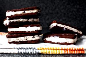 1 sandwich (75 g) Chocolate Ice Cream Sandwich