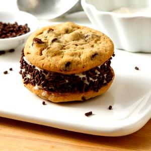 1 sandwich (85 g) Chocolate Chip Cookie Ice Cream Sandwich