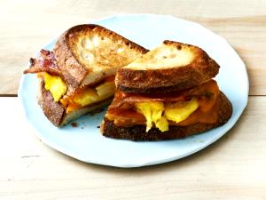 1 sandwich Bacon, Egg & Cheddar Square