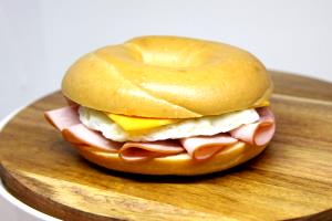 1 Sandwich Egg, Cheese & Ham / Plain Bagel