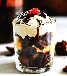 1 serving (113 g) Mini Hot Chocolate Brownie Sundae