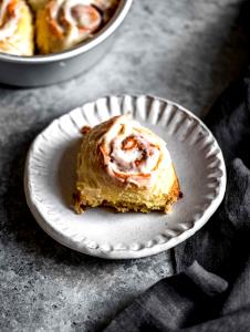 1 serving (128 g) Cinnamon Roll