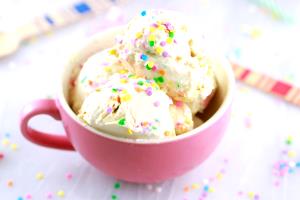 1 serving (133 g) Cake Batter Frozen Yogurt (Small)