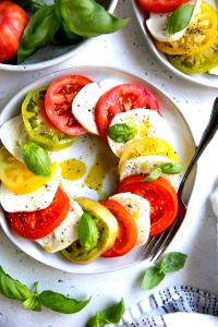 1 serving (133 g) Mozzarella and Tomato