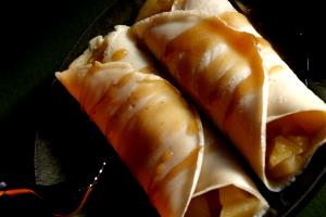 1 serving (142 g) Roasted Caramel Apple Crepe