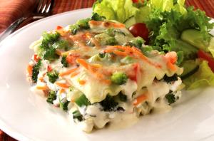 1 serving (14.7 oz) Cheesy Lasagna with Mixed Green Salad (2000)