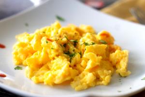 1 serving (170 g) Scrambled Eggs Whites (3 Eggs)