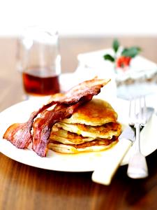 1 serving (171 g) Pancakes with Bacon