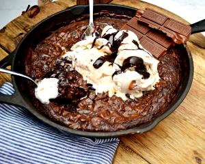 1 serving (18 oz) Double Trouble Brownie Sundae