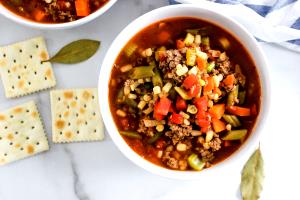 1 serving (190 g) Beef Vegetable Soup with Saltine Crackers