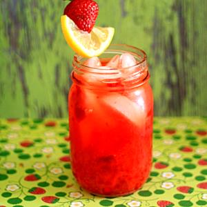 1 serving (20 oz) Fresh Strawberry Lemonade (Regular)