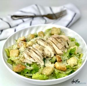 1 serving (284 g) Chicken Caesar Salad (Half)