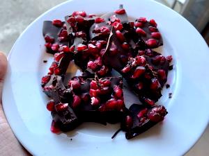 1 serving (40 g) Dark Chocolate Pomegranate Chocolate Bowl