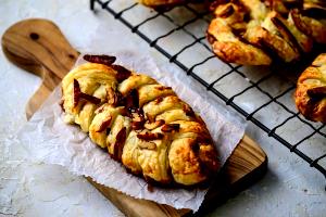 1 serving (4.25 oz) Artisan Pecan Braid Pastries