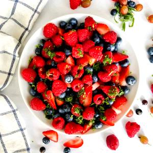 1 serving (439 g) Summer Berry Salad (Large)