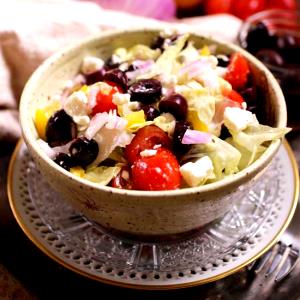 1 serving (480 g) Classic Greek Salad