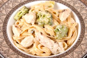 1 serving (519 g) Breast of Chicken Fettucine