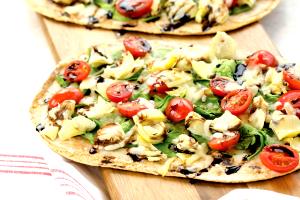 1 serving (9.5 oz) Spinach-Artichoke Flatbread Pizza (2000)