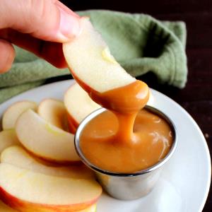 1 Serving Apple Slices With Caramel Dip