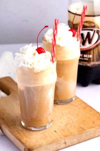 1 Serving Ice Cream Float With Vanilla Ice Cream & Root Beer - Small