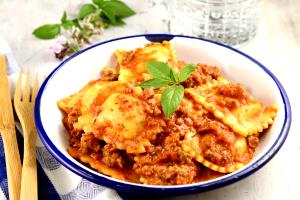 1 serving Cheese Ravioli with Meat Sauce (Dinner)