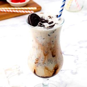 1 Serving Cookies N Cream Bits N Pieces Milkshake, Large