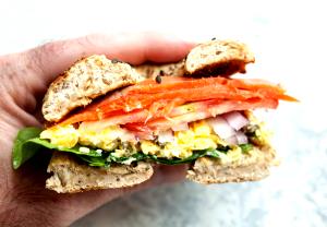 1 Serving Egg Mit Lox & Chives Sandwich