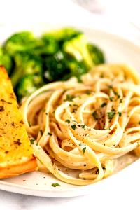 1 Serving Fettuccine With Alfredo - Reg