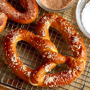 1 Serving Gourmet Twist Pretzels With Salt