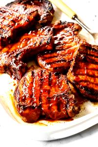 1 Serving Nutrition Wise Boneless Southwest Peppercorn Rub Seasoned Pork Chops With Grilling Plank