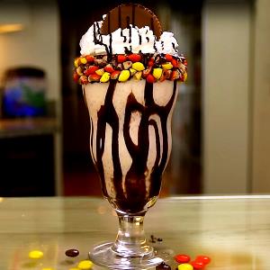 1 Serving Peanut Butter Cup Bits N Pieces Milkshake, Regular