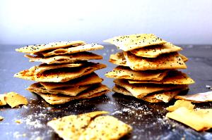 1 Serving Spelt Cracker Flats - Garlic