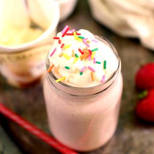 1 Serving Strawberry Shake - Chicago Region Medium