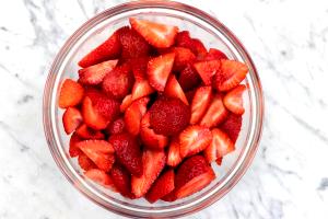 1 Serving Strawberry, Sliced Topping