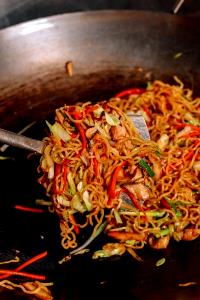 1 Serving Yakisoba Bowl - Dark Chicken & Steak