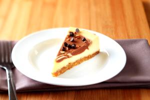 1 slice (130 g) Turtle Cheese Cake