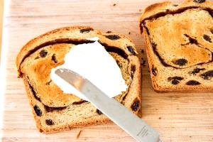 1 slice (40 g) Cinnamon Raisin Bread