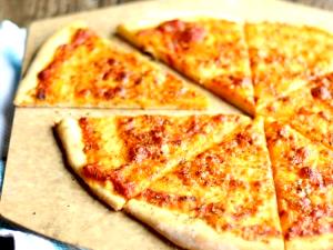 1 slice (58 g) Cheese deLITE Thin Crust Pizza (Large)