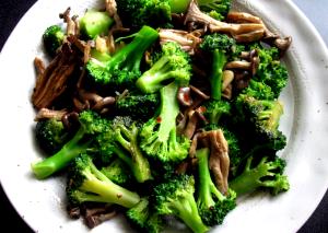 1 Stalk Cooked Broccoli with Mushroom Sauce