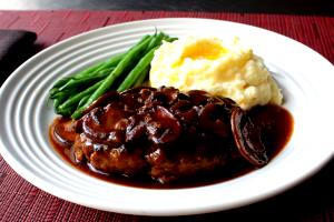 1 steak with gravy (128 g) Salisbury Steak with Gravy