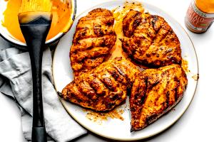 1 tray (340 g) Grilled Chicken with Buffalo Sauce