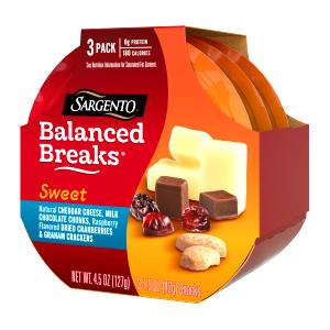 1 tray (43 g) Sweet Balanced Breaks Natural Cheddar Cheese, Milk Chocolate Chunks, Raspberry Flavored Dried Cranberries, & Graham Crackers