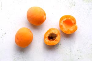 100 G Apricots (Low Moisture, Uncooked)