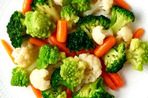 100 G Cooked Vegetable Combinations (Broccoli, Carrots, Corn and Cauliflower, Fat Added in Cooking)