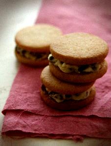 100 G Cream Filled Raisin Sandwich Cookie