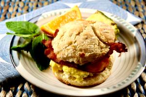 100 G Egg and Ham on Biscuit