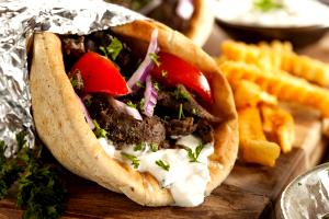 100 G Gyro Sandwich (Pita Bread, Beef, Lamb, Onion, Condiments with Tomato and Spread)