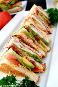 100 G Ham and Tomato Club Sandwich with Lettuce and Spread